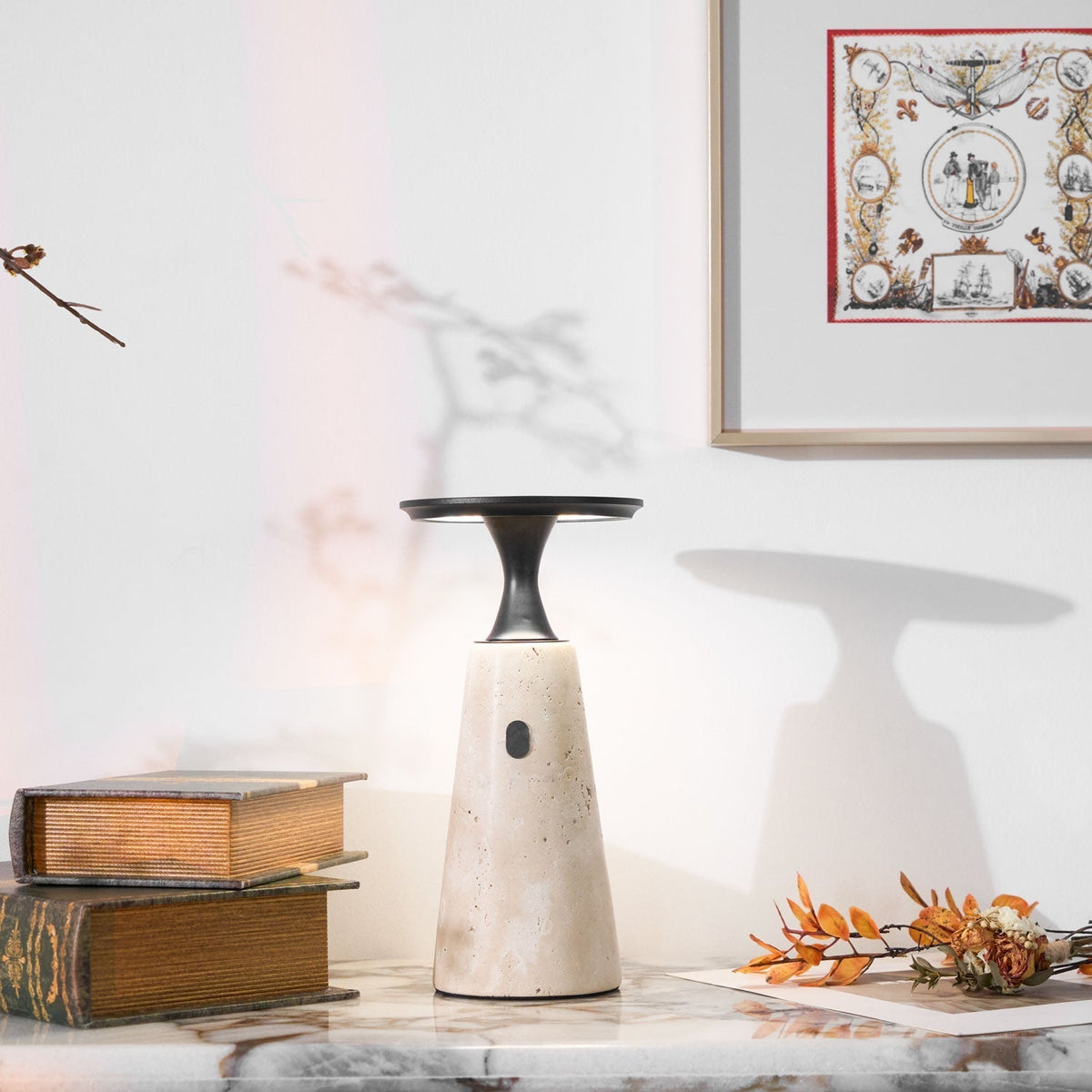 Vespera skulptural bordslampa i travertin