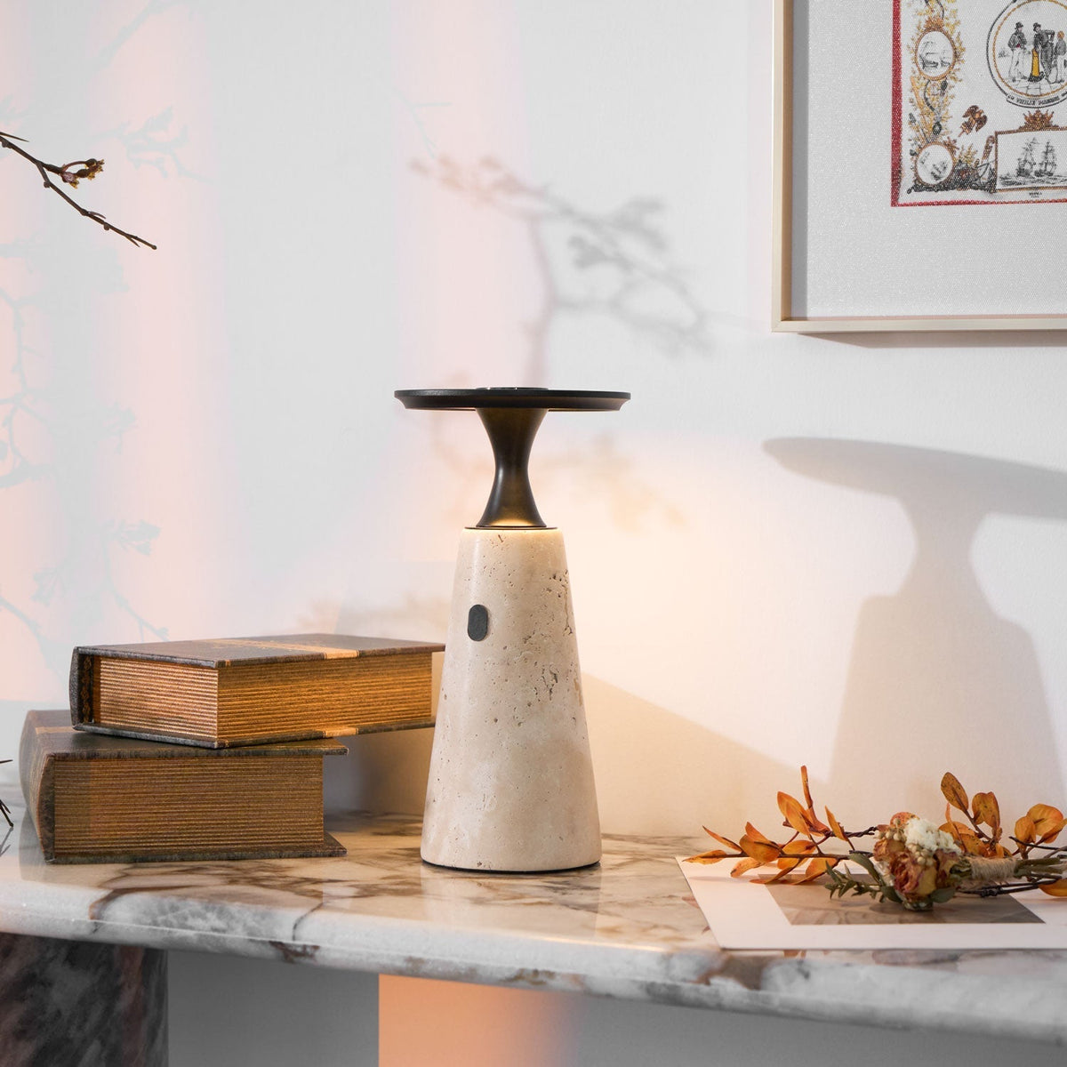 Vespera skulptural bordslampa i travertin