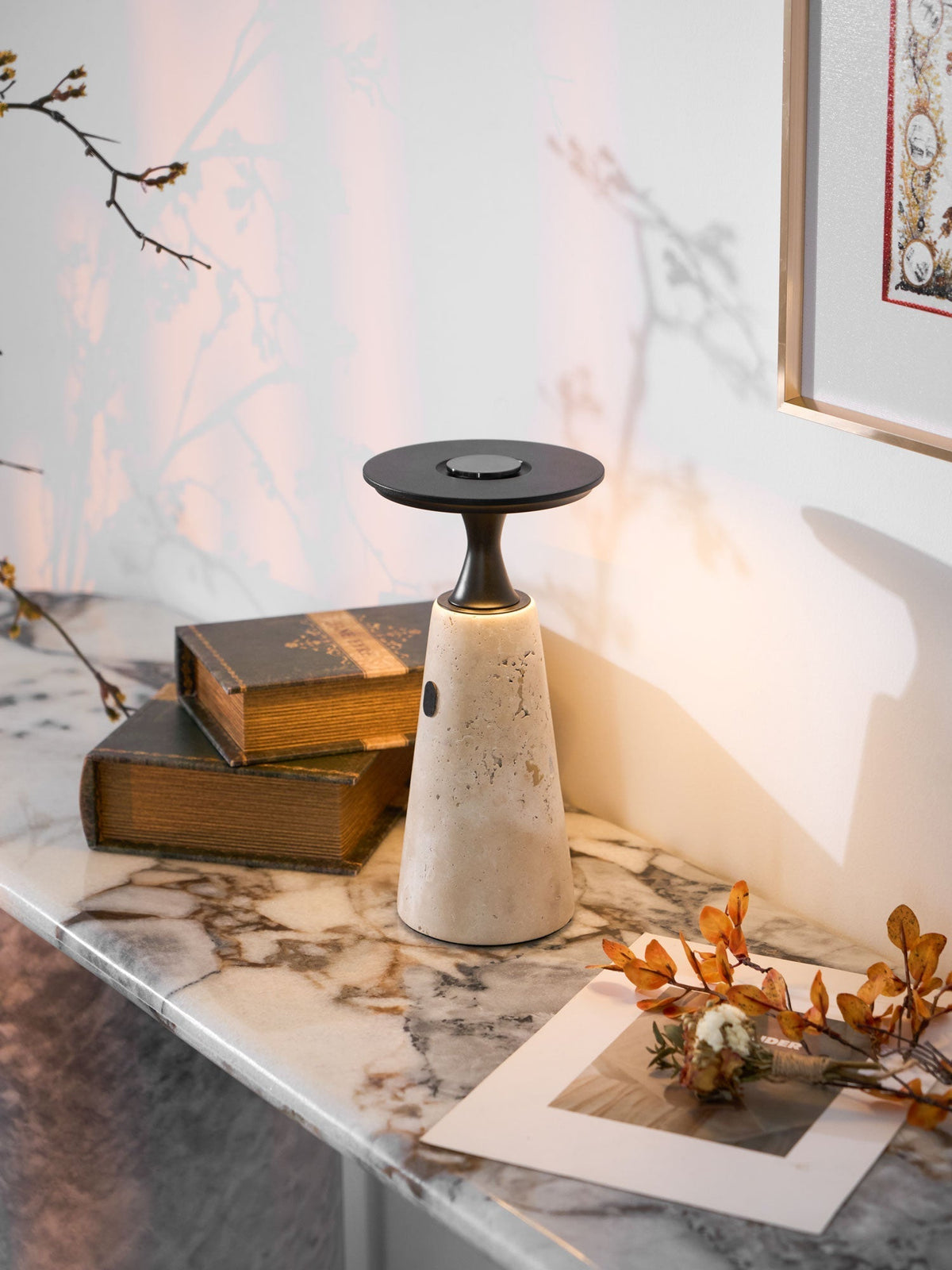 Vespera skulptural bordslampa i travertin