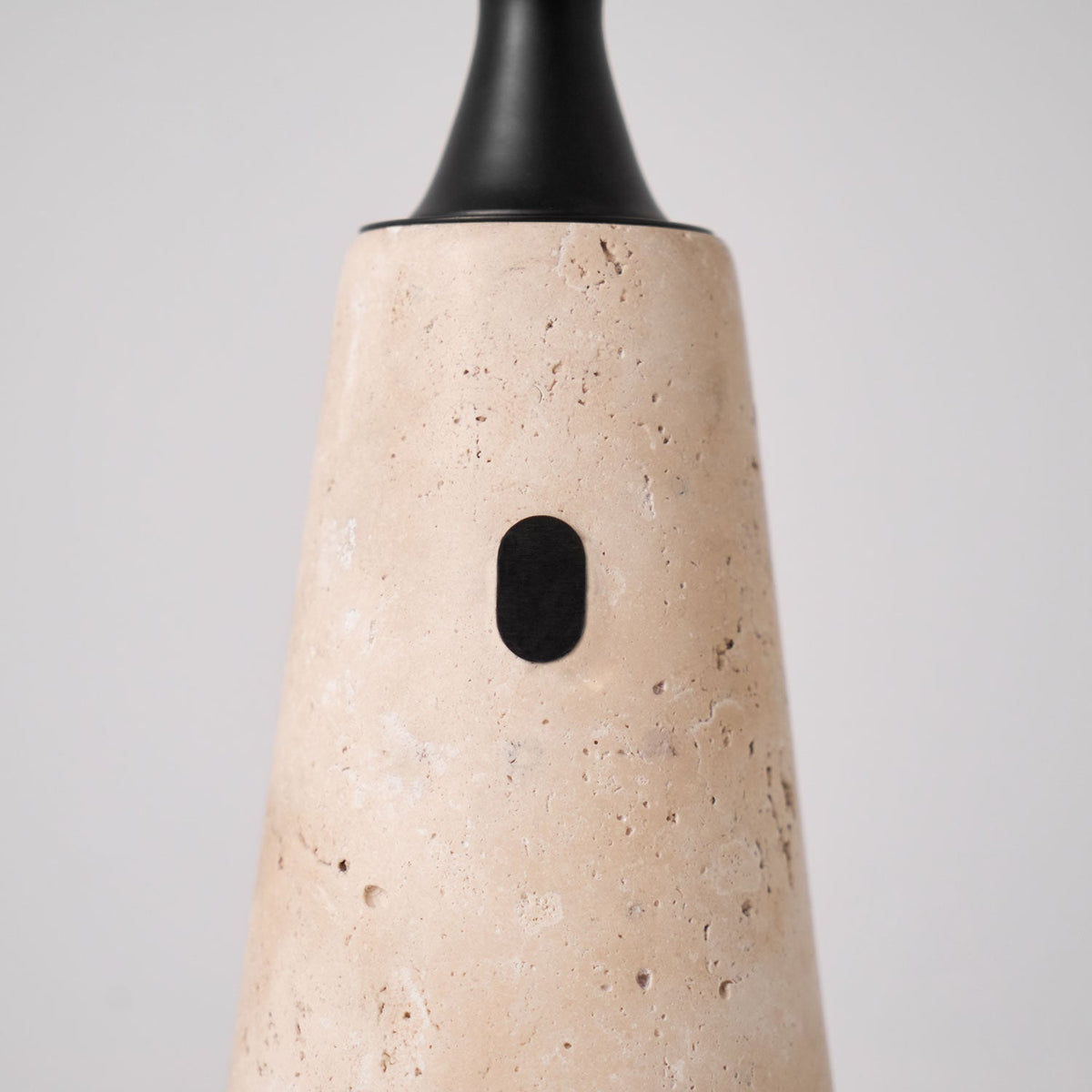 Vespera skulptural bordslampa i travertin