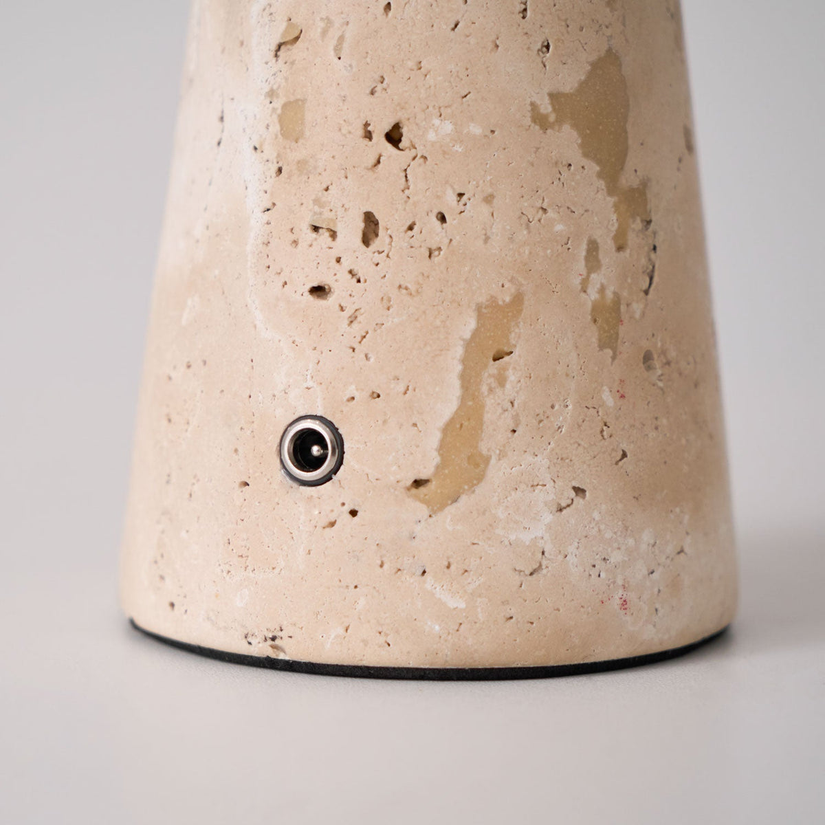 Vespera skulptural bordslampa i travertin