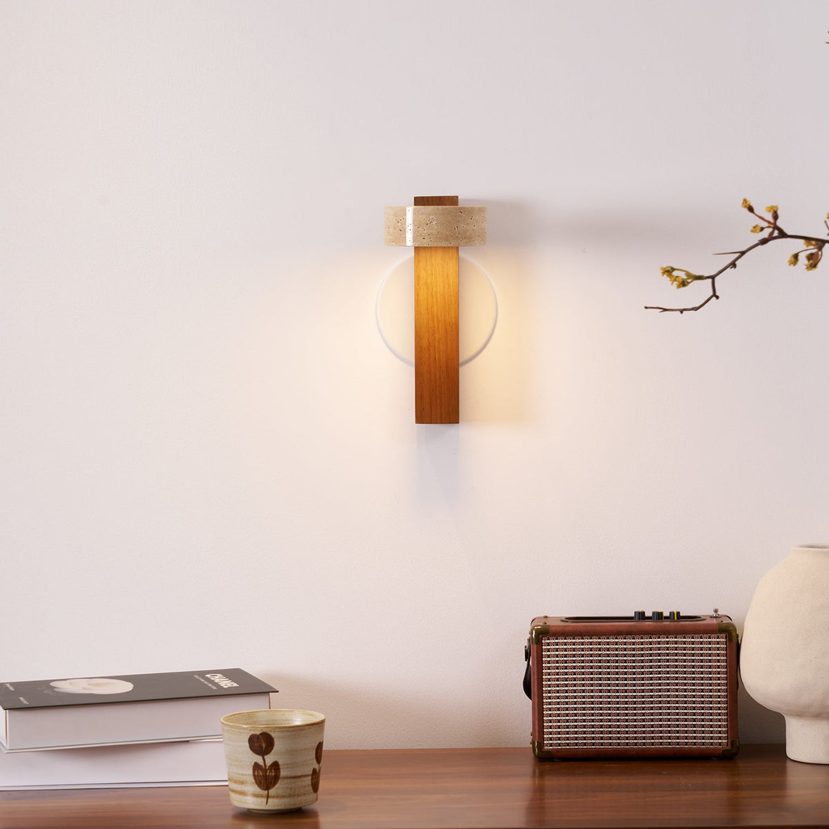 Tavalina væglampe i travertin med stablede cylindere