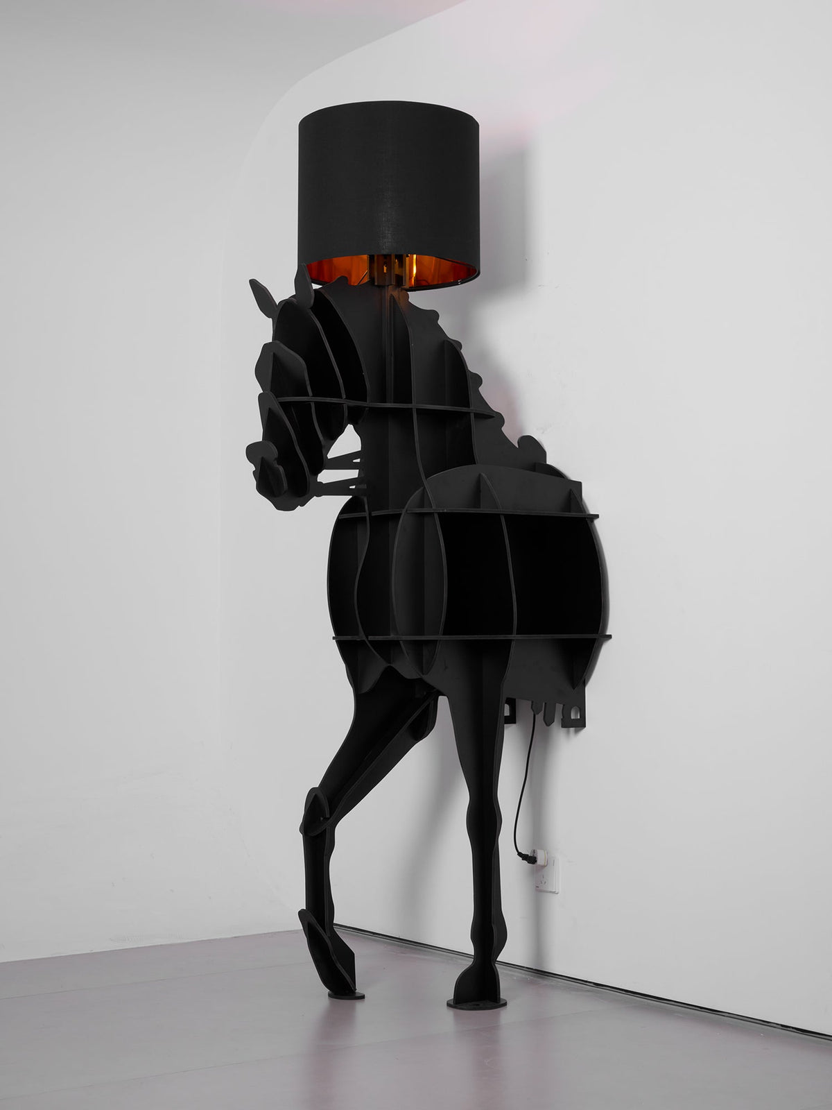 Candeeiro de pé com formato de cavalo Nrasen