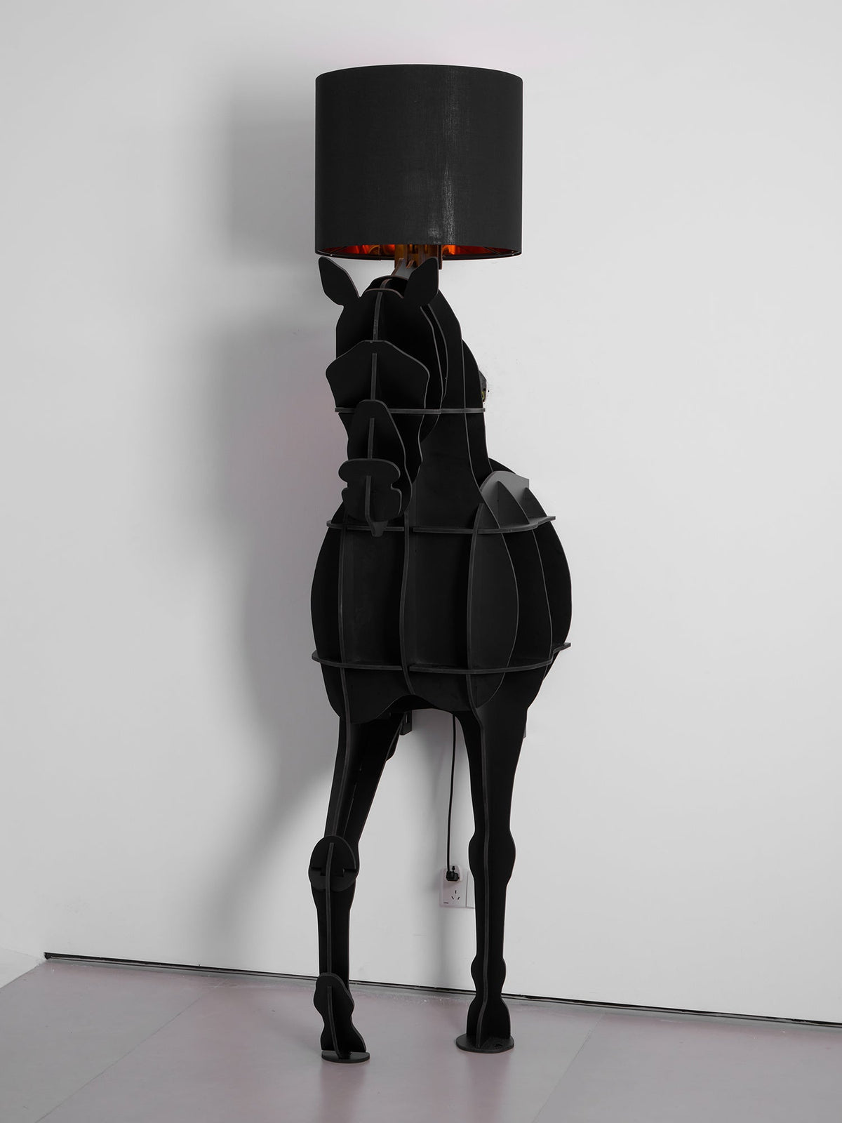 Candeeiro de pé com formato de cavalo Nrasen