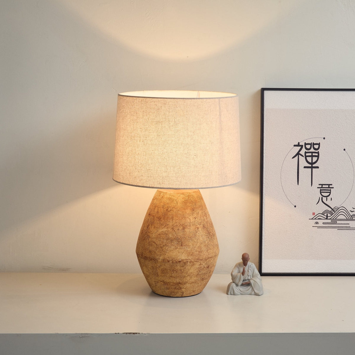 Candeeiro de mesa em tons de terracota texturada