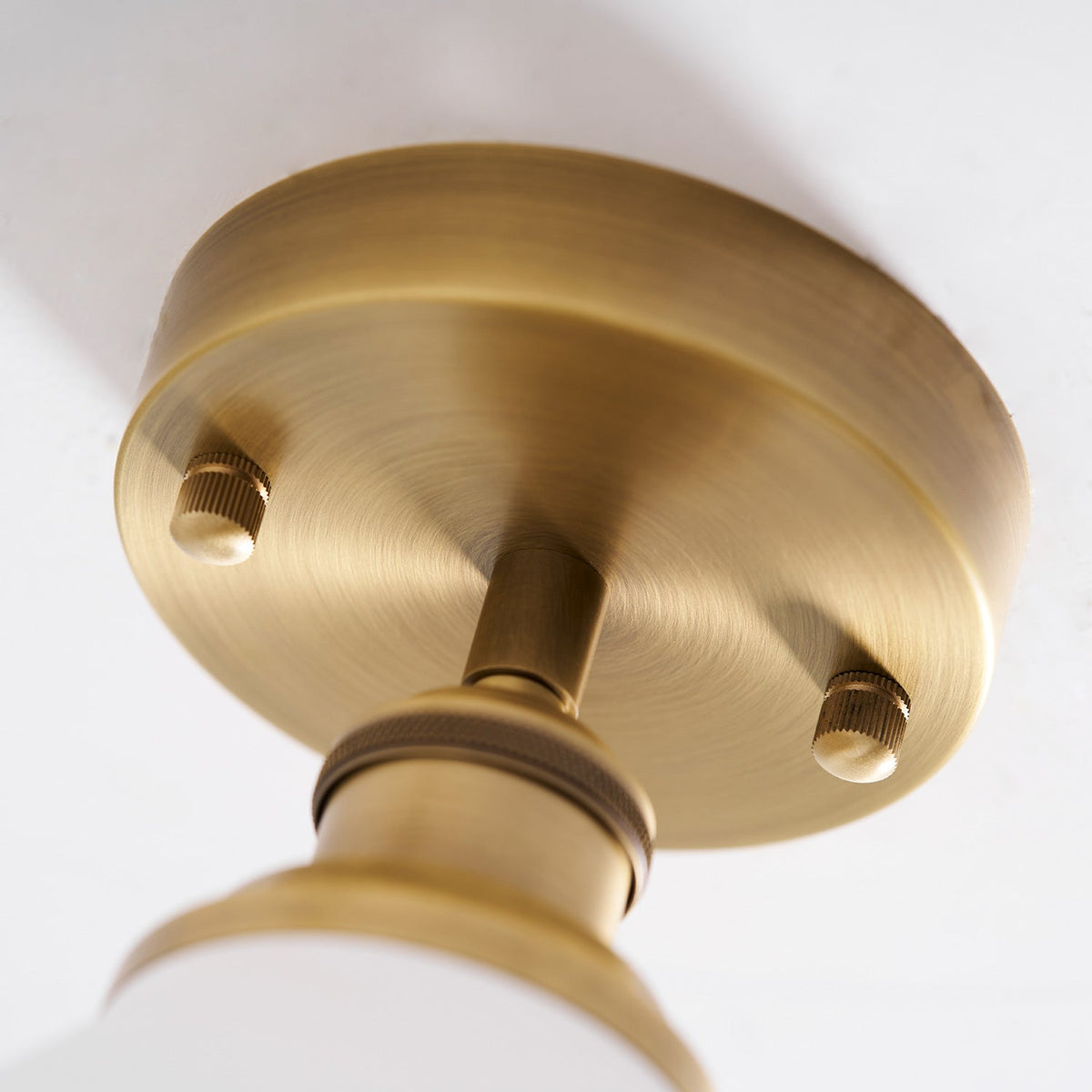 Candeeiro de teto Aureleon em latão de design minimalista