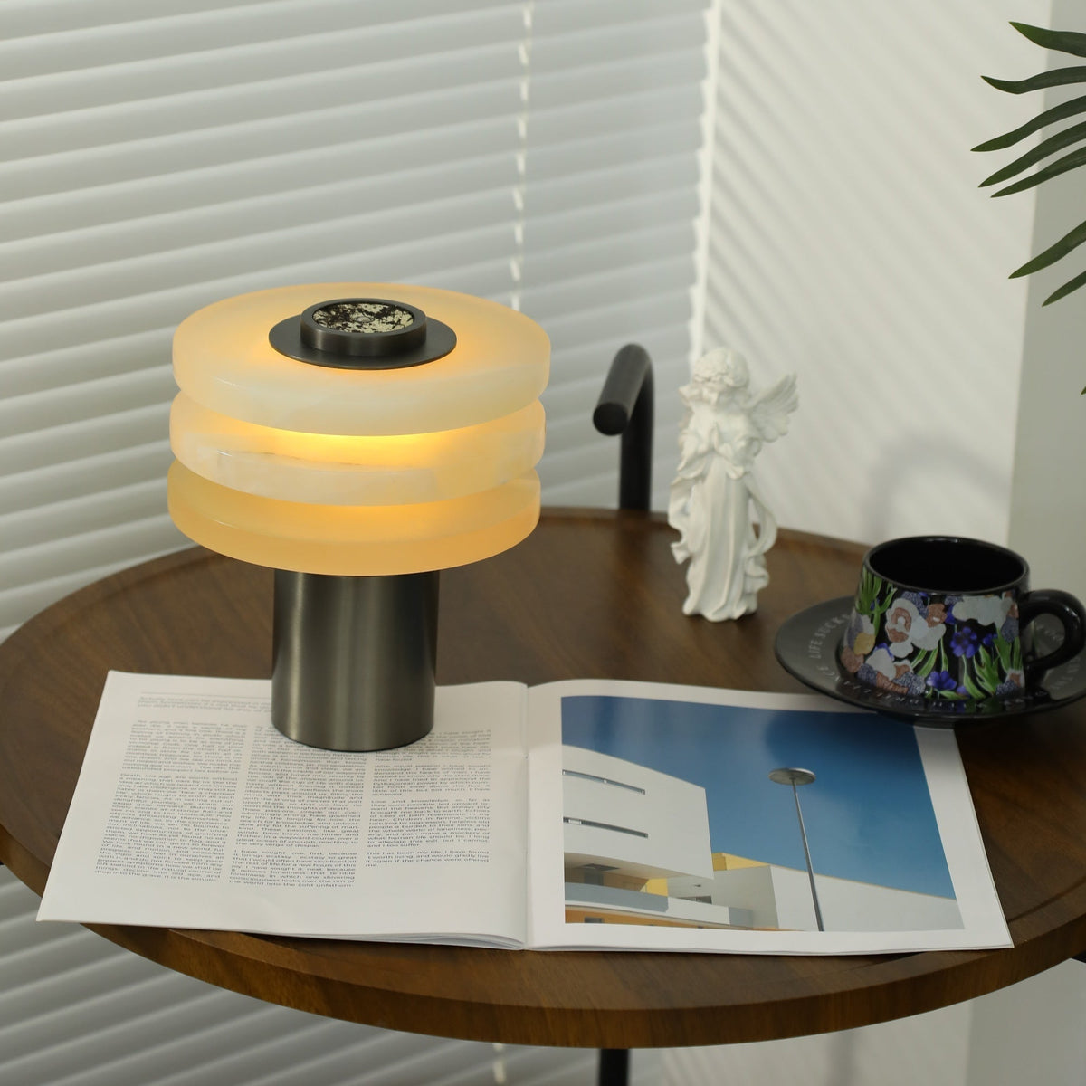 Pryt obeliskaborðlampi úr alabast