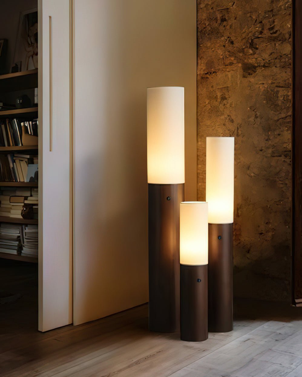 Viraalia golvlampa i trä med pelardesign