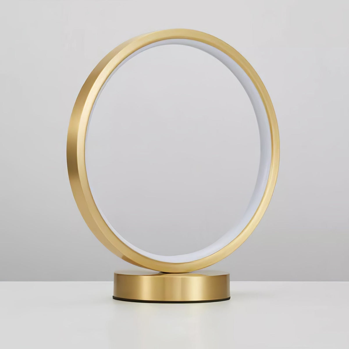Candeeiro de mesa elegante de latão Cirra
