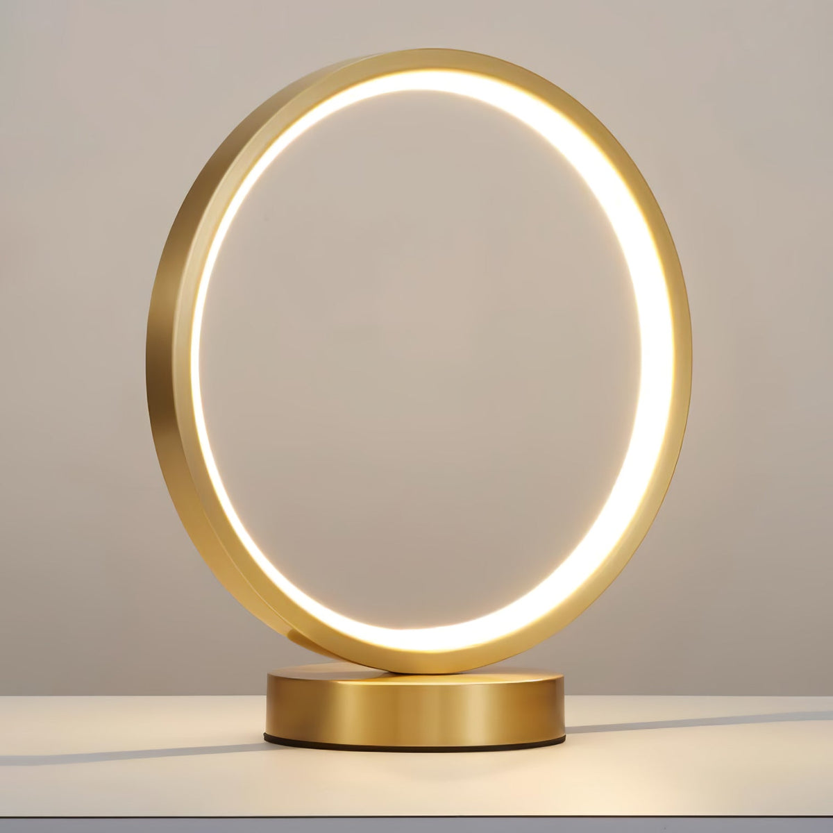Candeeiro de mesa elegante de latão Cirra