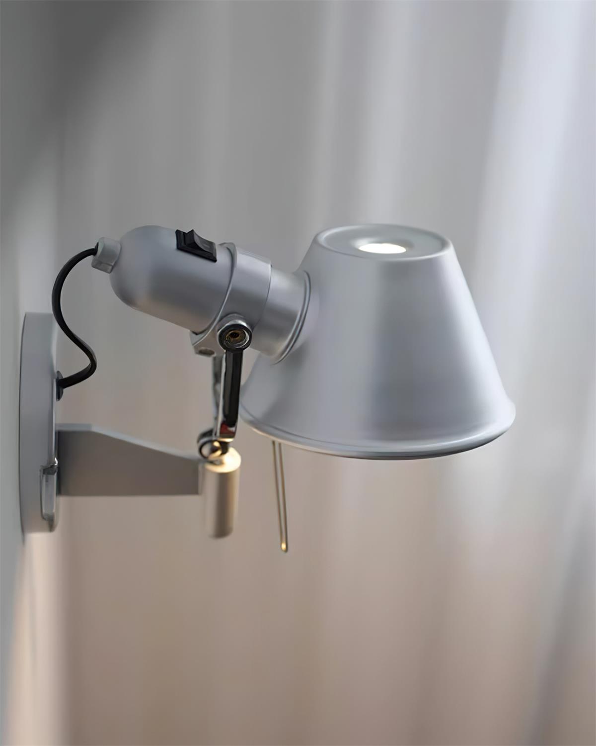 Metallirunkoinen seinävalaisin kartiomaisella, säädettävällä varjostimella, moderni ja minimalistinen