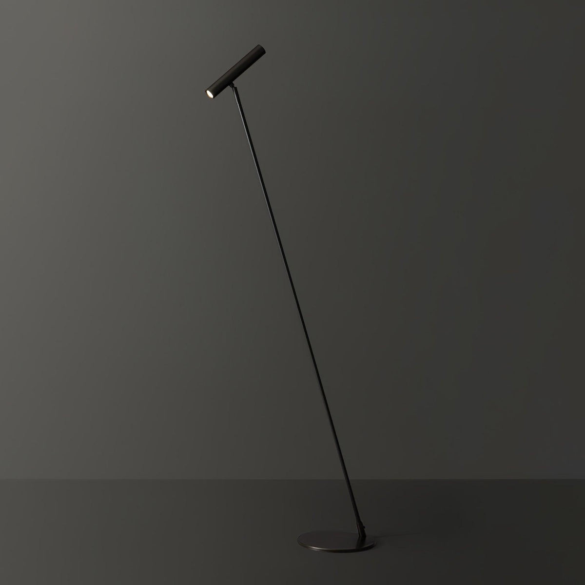Candeeiro de pé Ririxy minimalista
