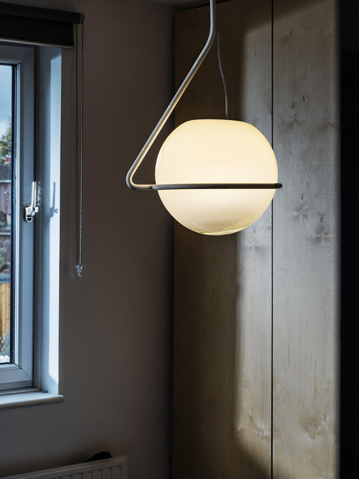 Minimalistisk cirkelformad pendellampa