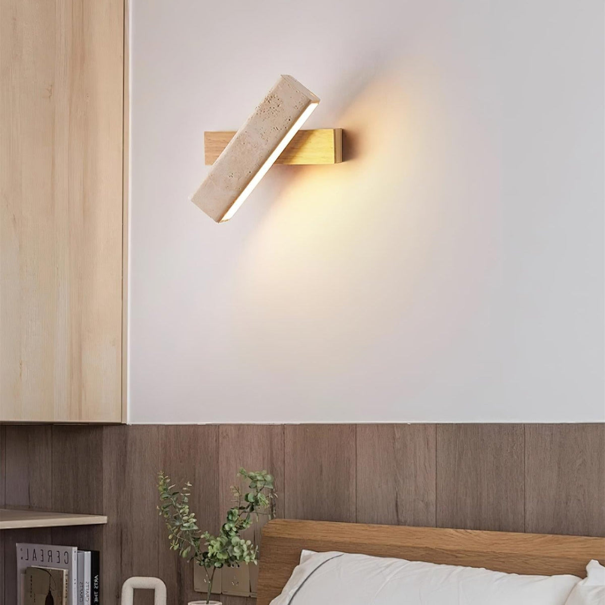 Novra roterande vägglampa i travertin