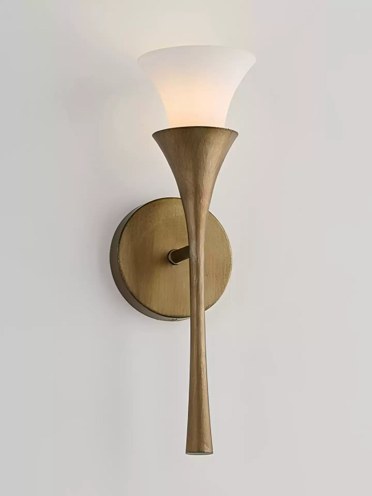 Solalette vägglampa i mässing med dubbla koner