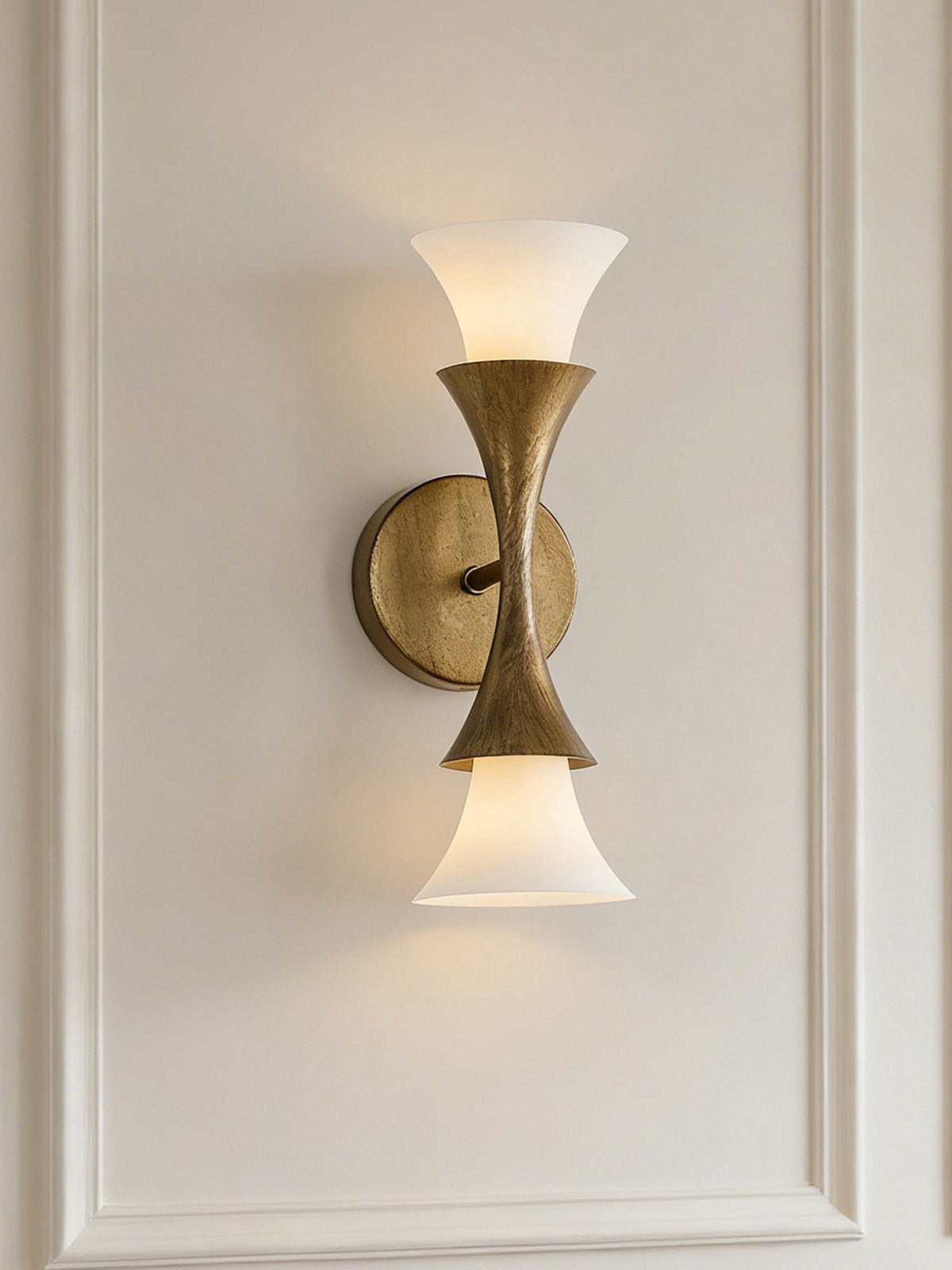 Solalette vägglampa i mässing med dubbla koner