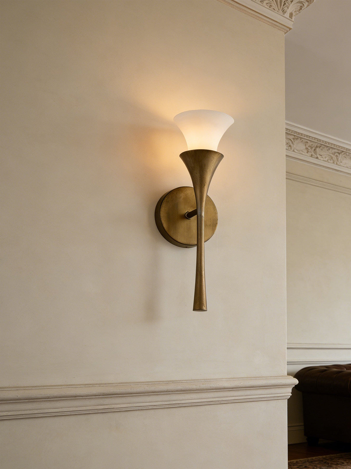 Solalette vägglampa i mässing med dubbla koner