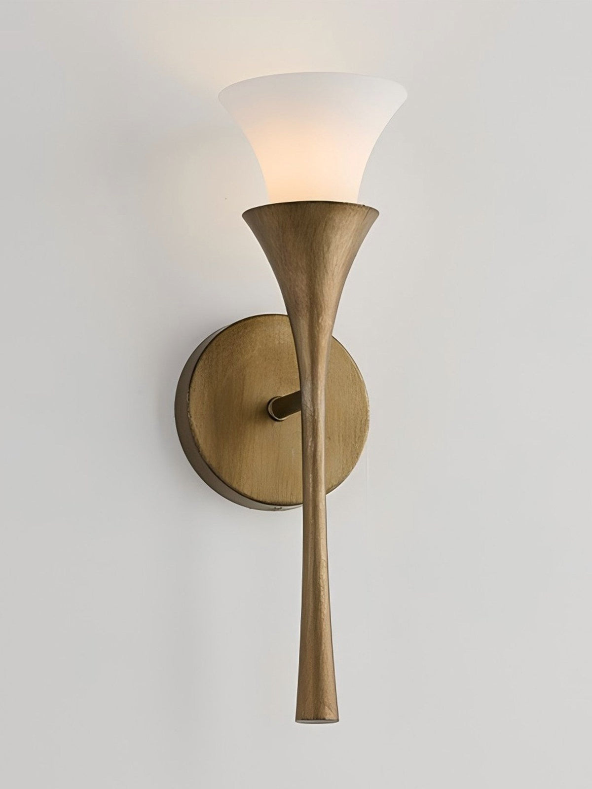 Solalette vägglampa i mässing med dubbla koner