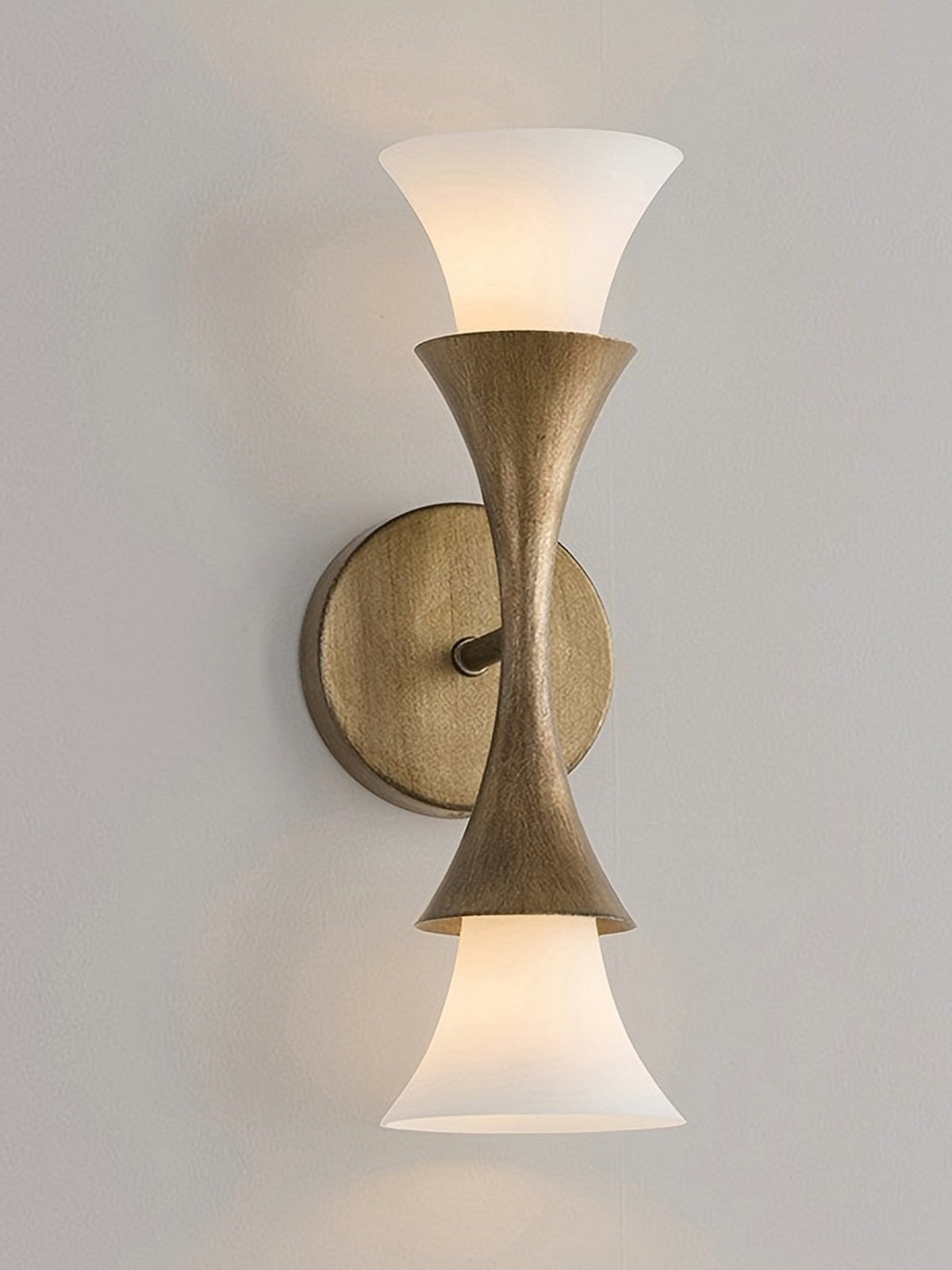 Solalette vägglampa i mässing med dubbla koner