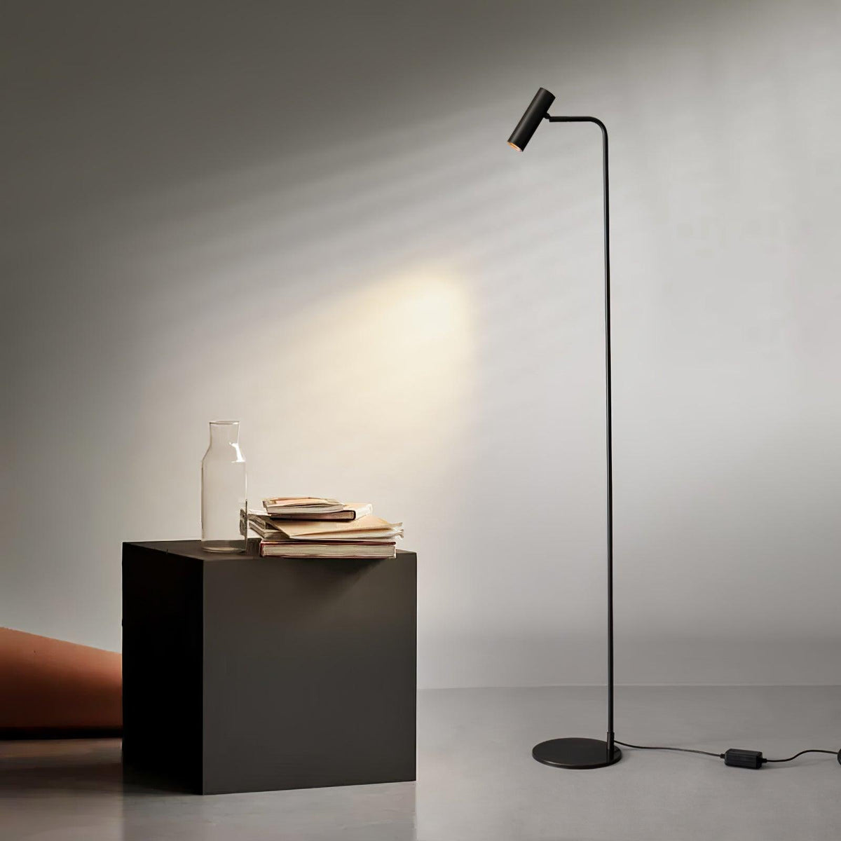 Nirixa industriell golvlampa i mässing