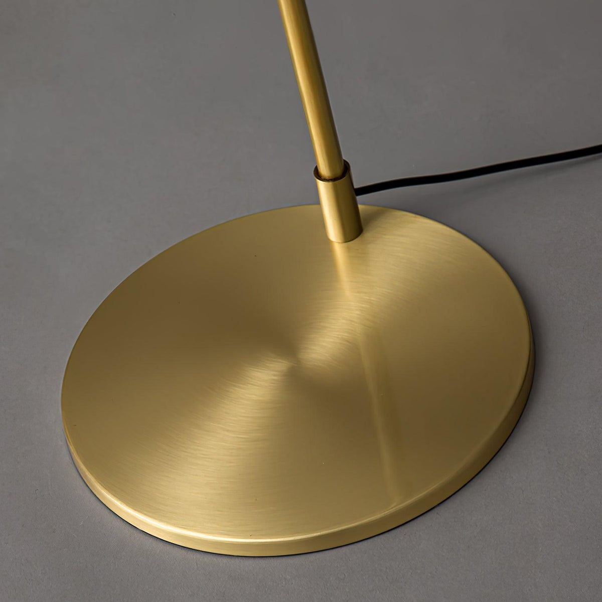Nirixa industriell golvlampa i mässing