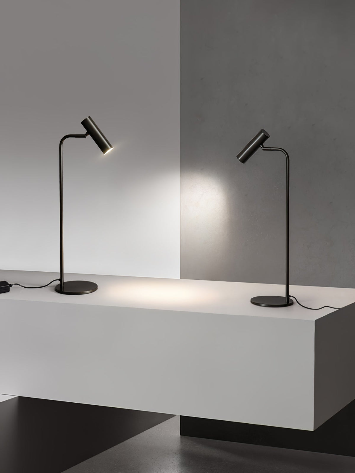 Candeeiro de mesa Briona industrial em latão
