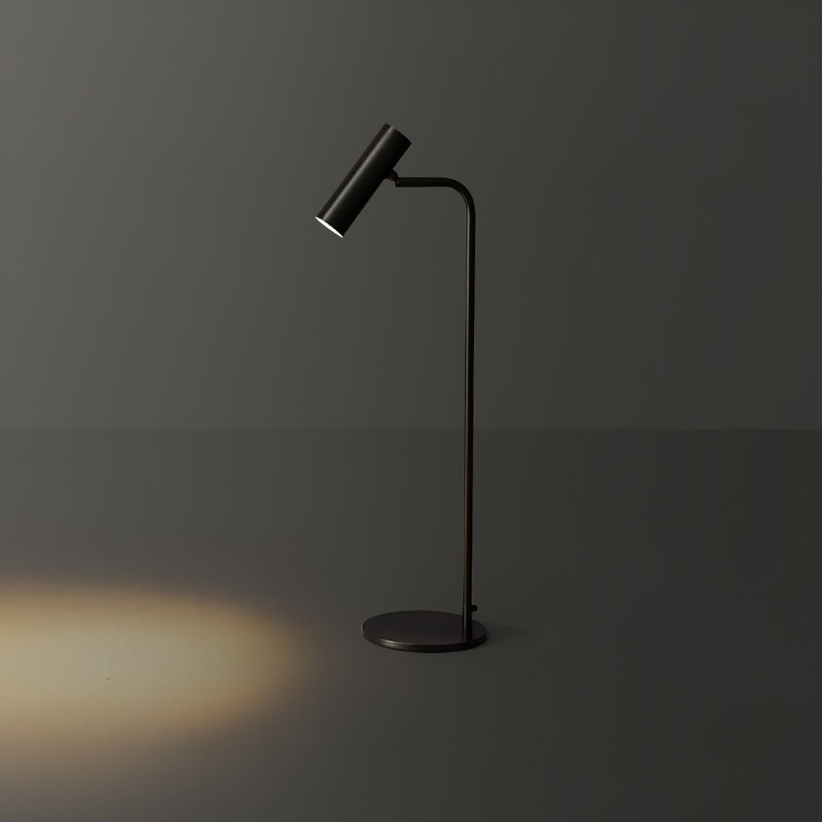 Candeeiro de mesa Briona industrial em latão