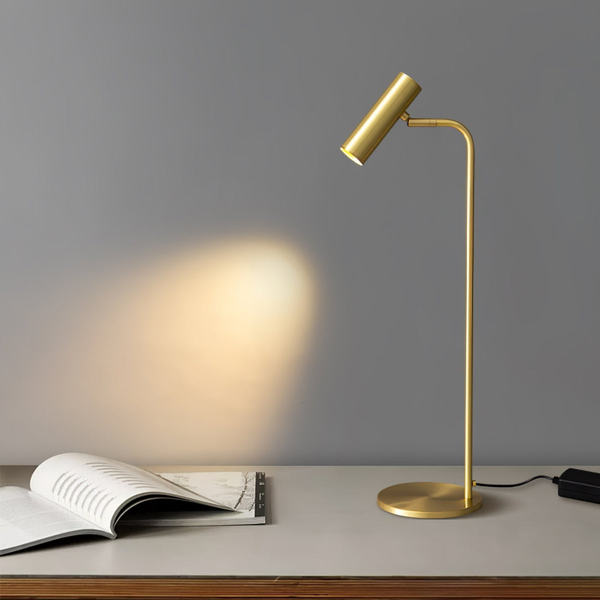 Candeeiro de mesa Briona industrial em latão