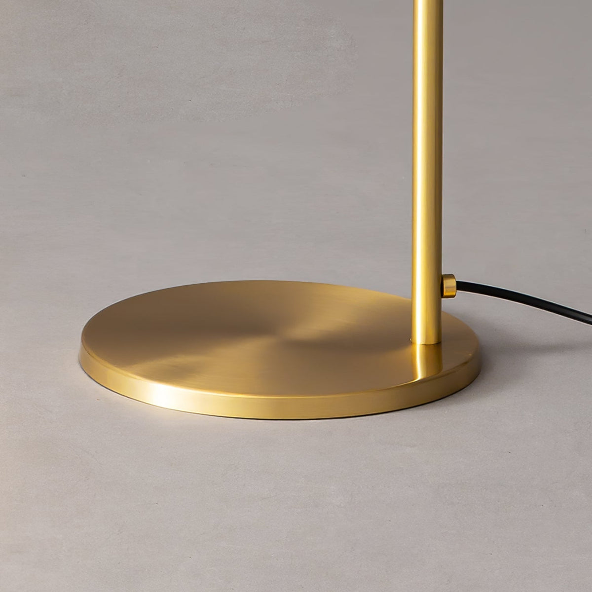 Candeeiro de mesa Briona industrial em latão