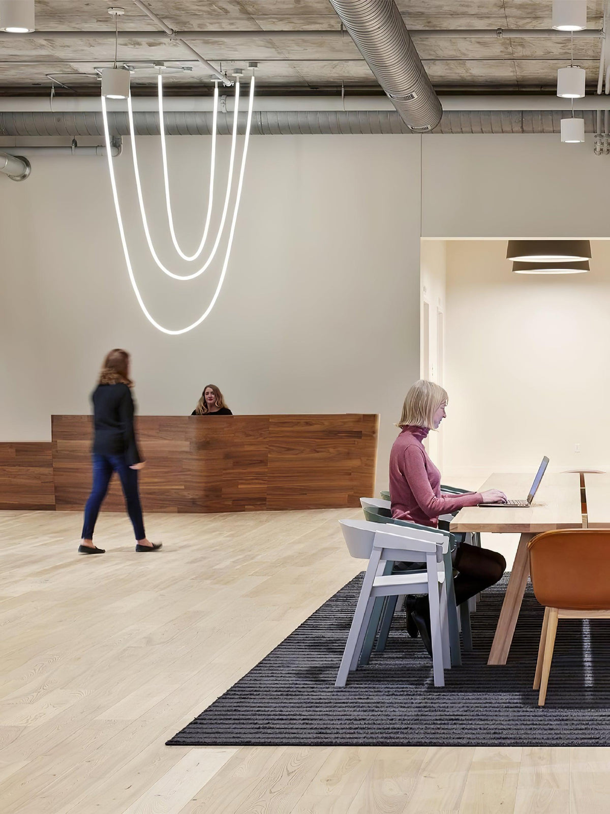 Fenris pendellampe med fleksibel kurve, silikone og messing