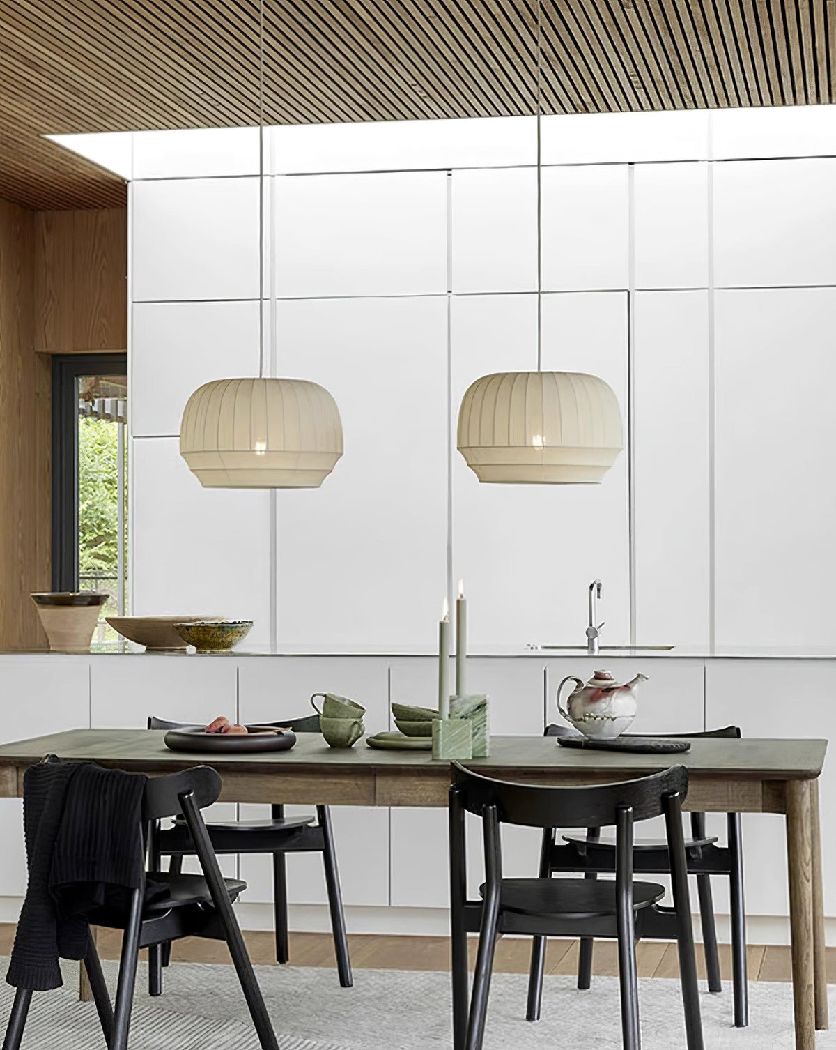 Taron silkkivarjostimellinen riippuvalaisin, valkoinen kangas, pystysuuntaiset raidat, pehmeä moderni minimalistinen tyyli