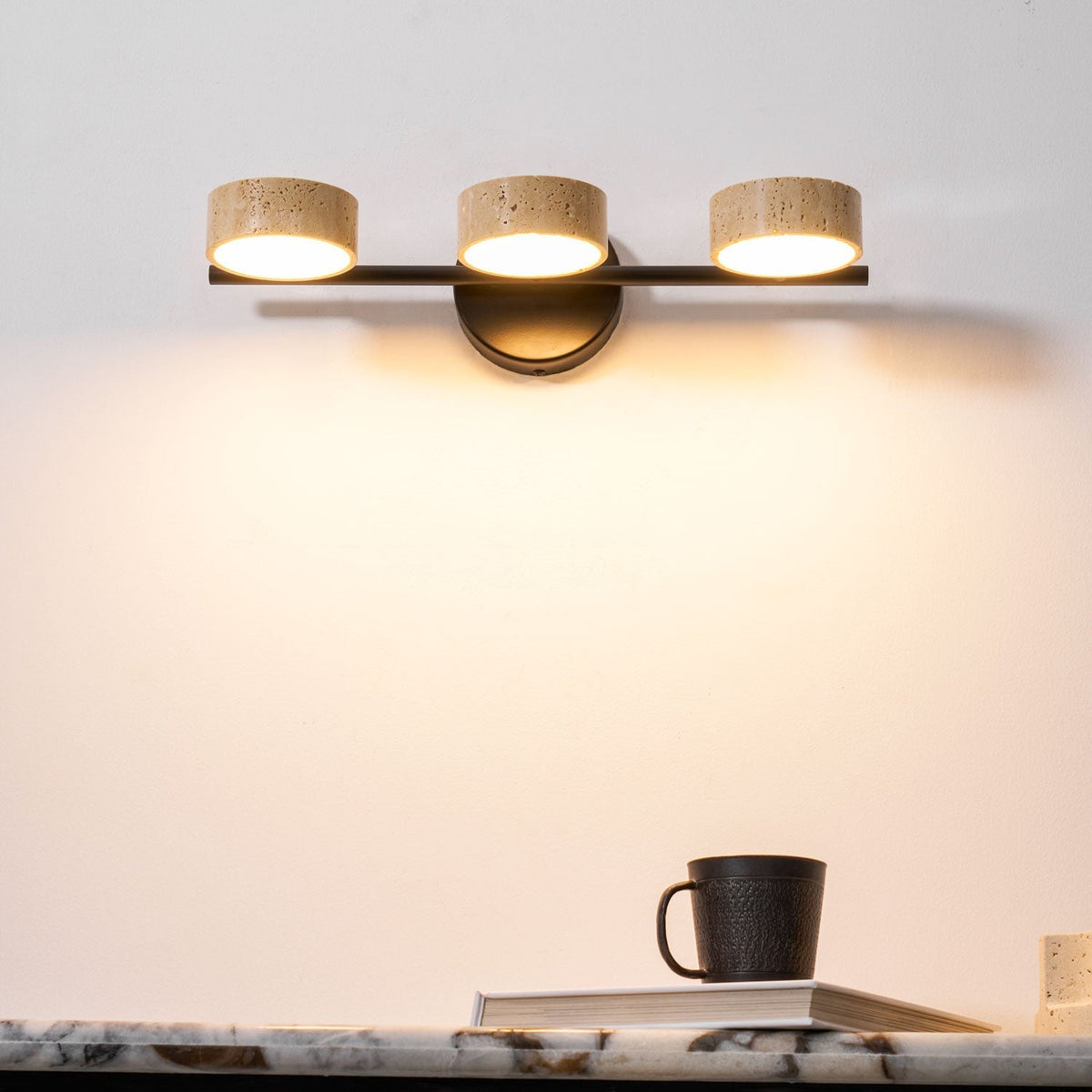Ceshair vanitylampe med flere hoveder i travertin