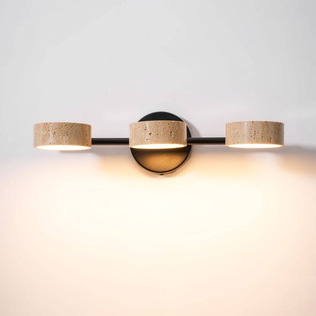 Ceshair vanitylampe med flere hoveder i travertin