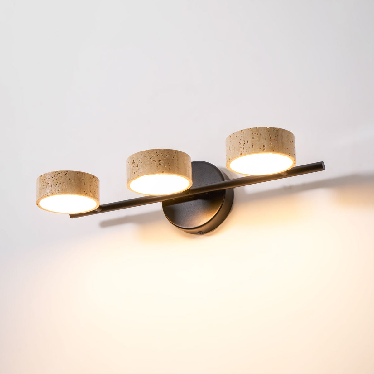 Ceshair vanitylampe med flere hoveder i travertin