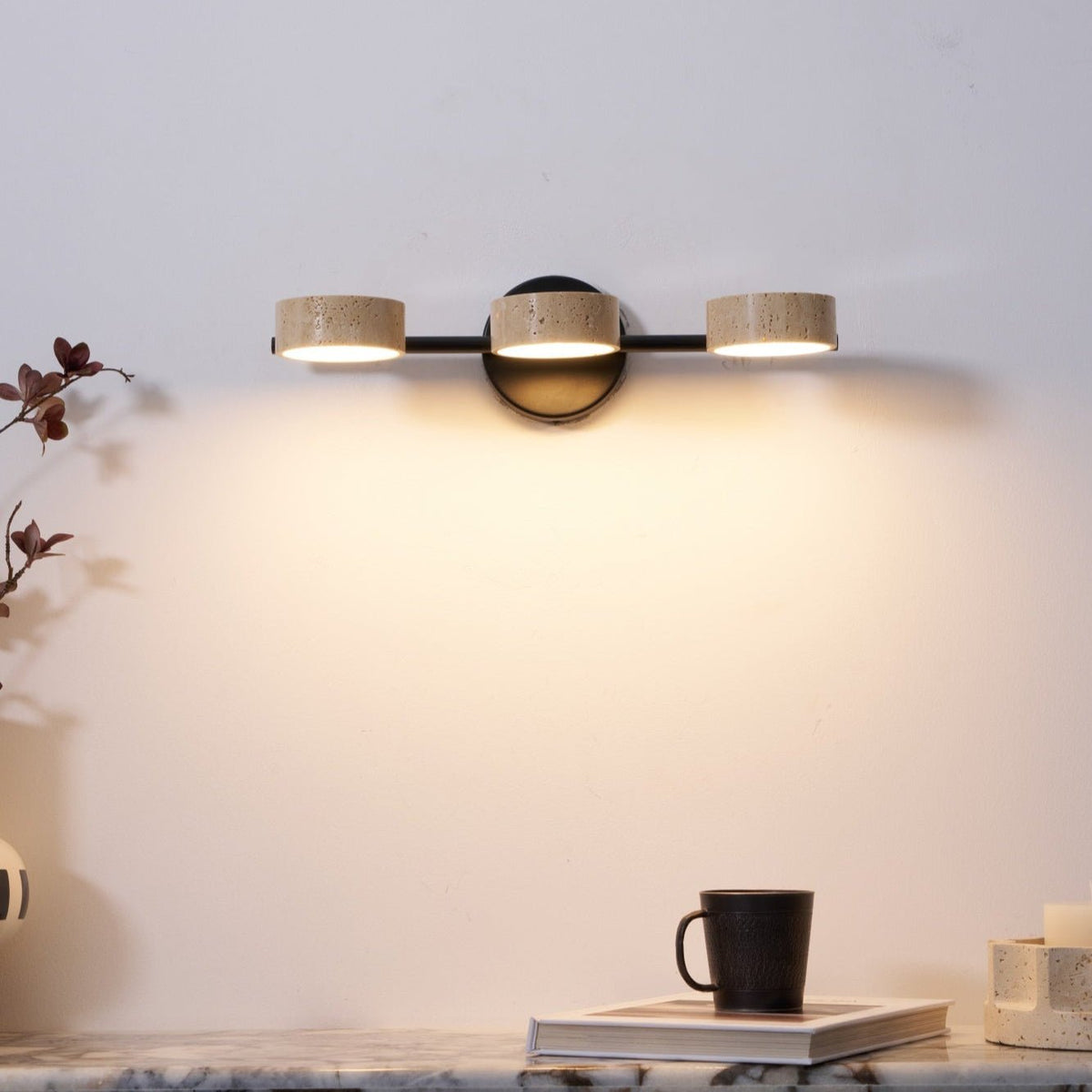 Ceshair vanitylampe med flere hoveder i travertin