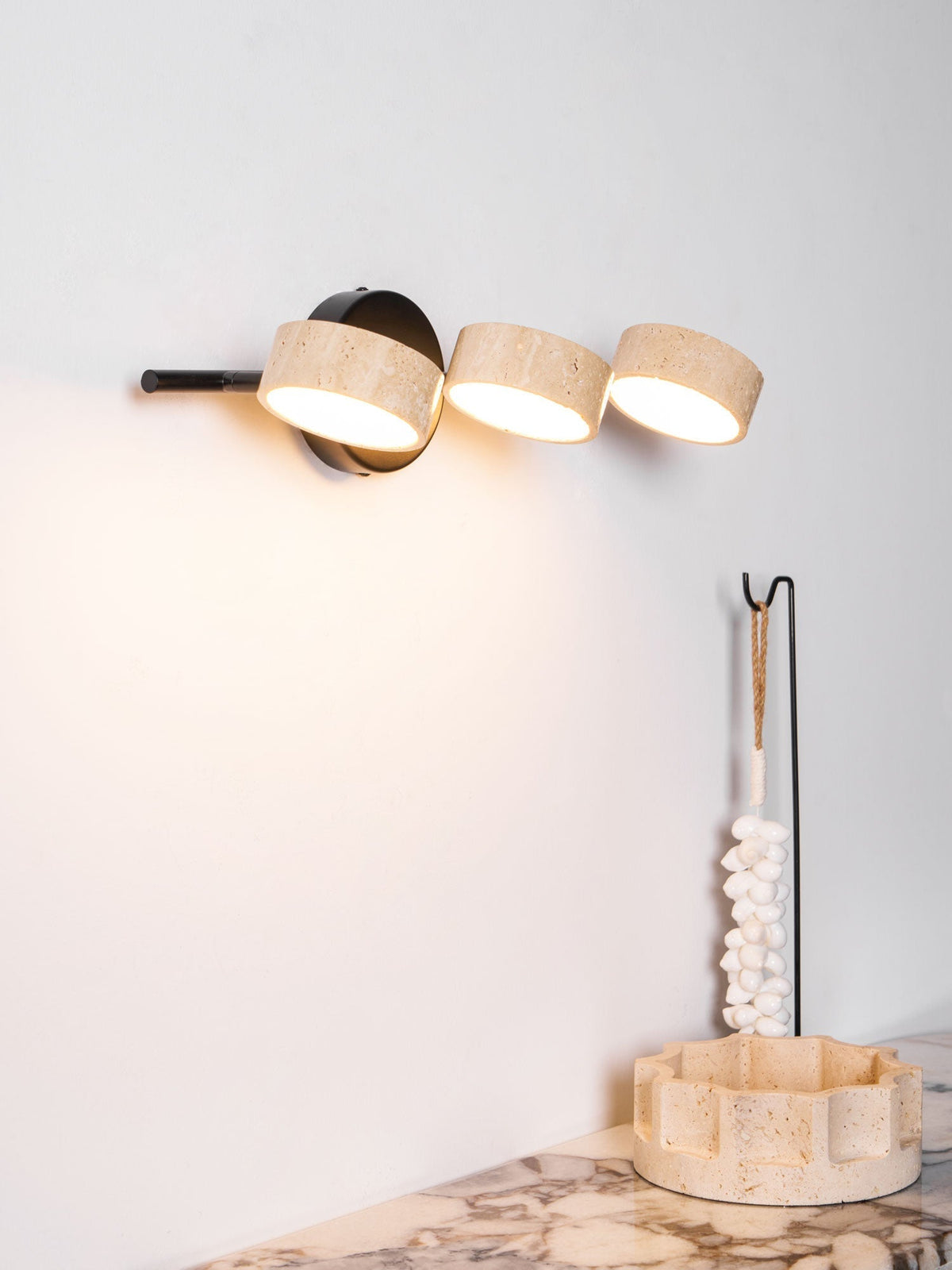 Ceshair vanitylampe med flere hoveder i travertin