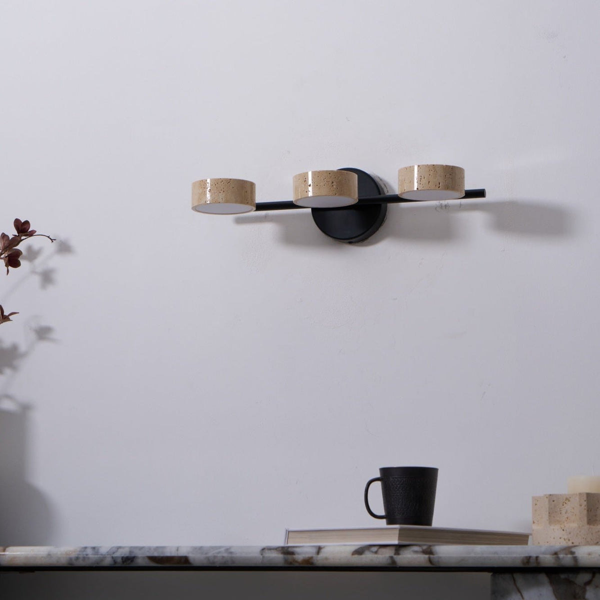 Ceshair vanitylampe med flere hoveder i travertin