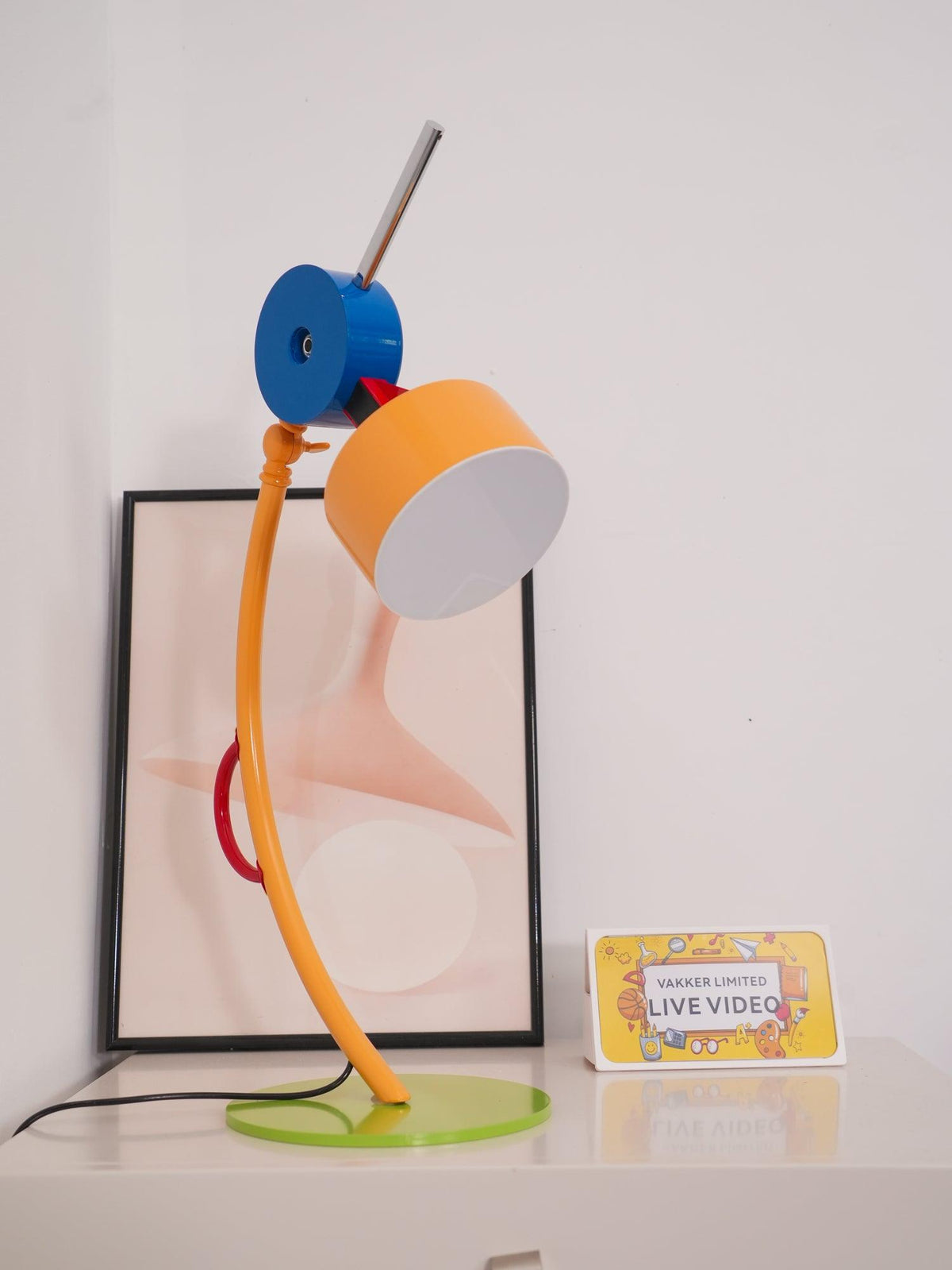 Niraneria kunstnerisk akrylbordlampe