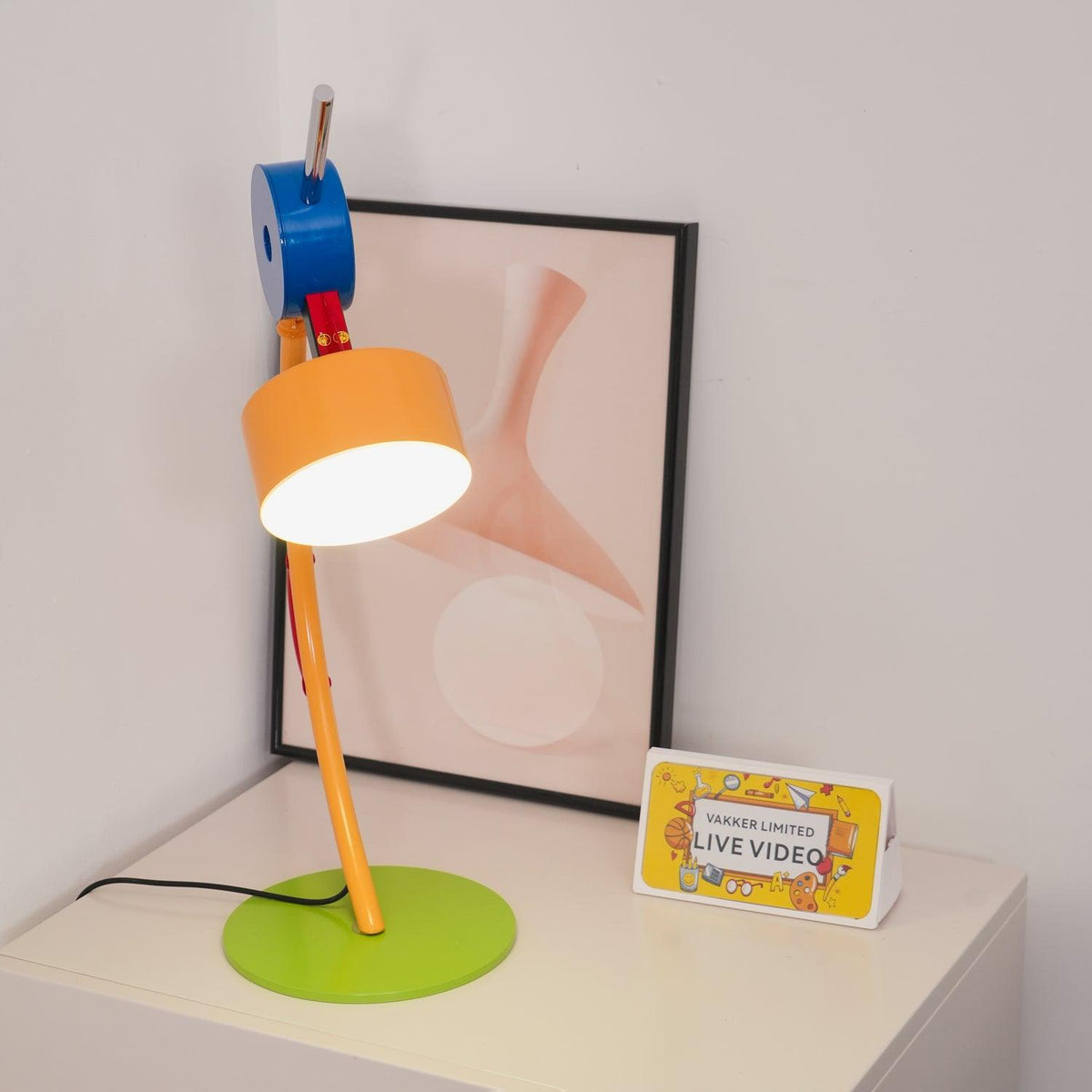 Niraneria kunstnerisk akrylbordlampe