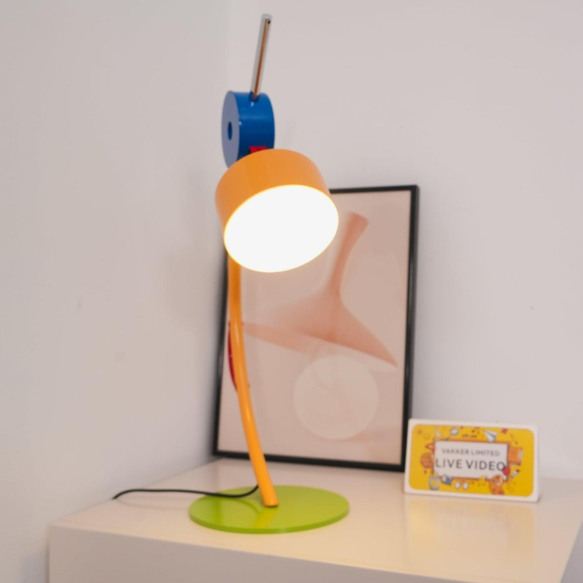 Niraneria kunstnerisk akrylbordlampe