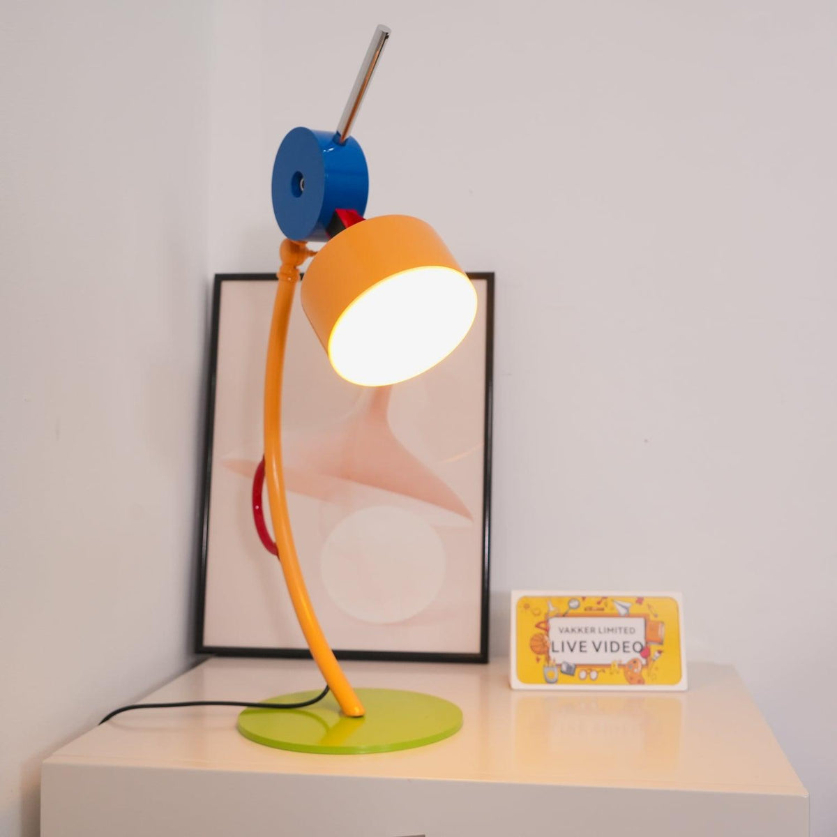 Niraneria kunstnerisk akrylbordlampe