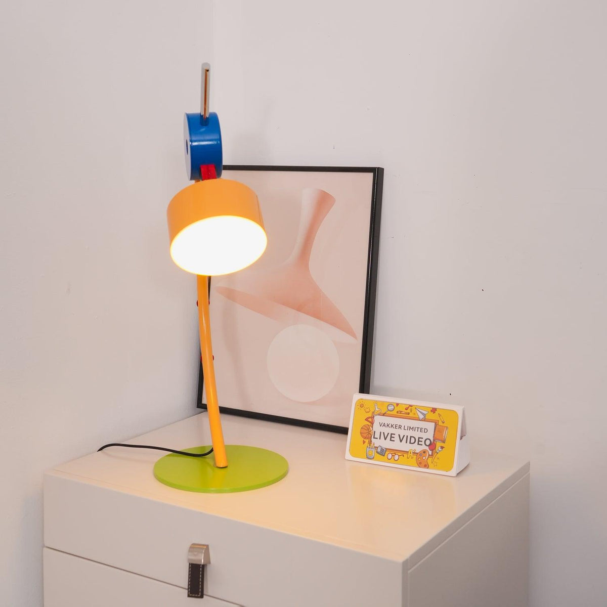 Niraneria kunstnerisk akrylbordlampe