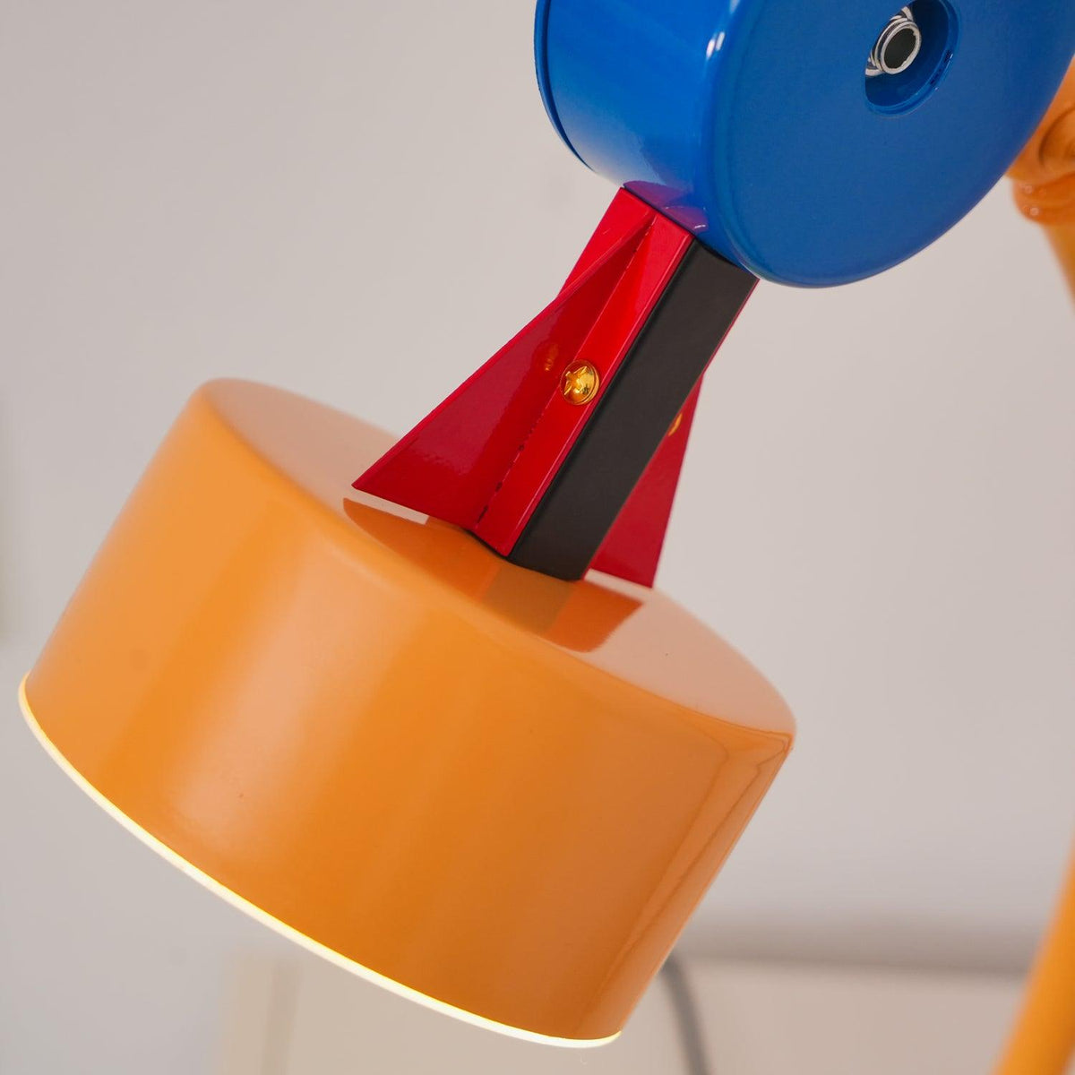 Niraneria kunstnerisk akrylbordlampe