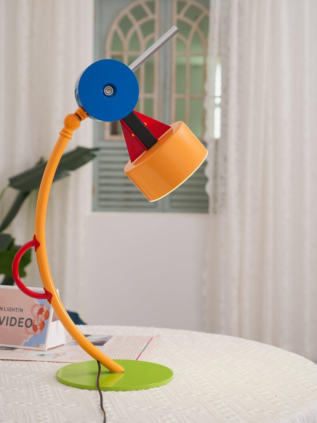 Niraneria kunstnerisk akrylbordlampe