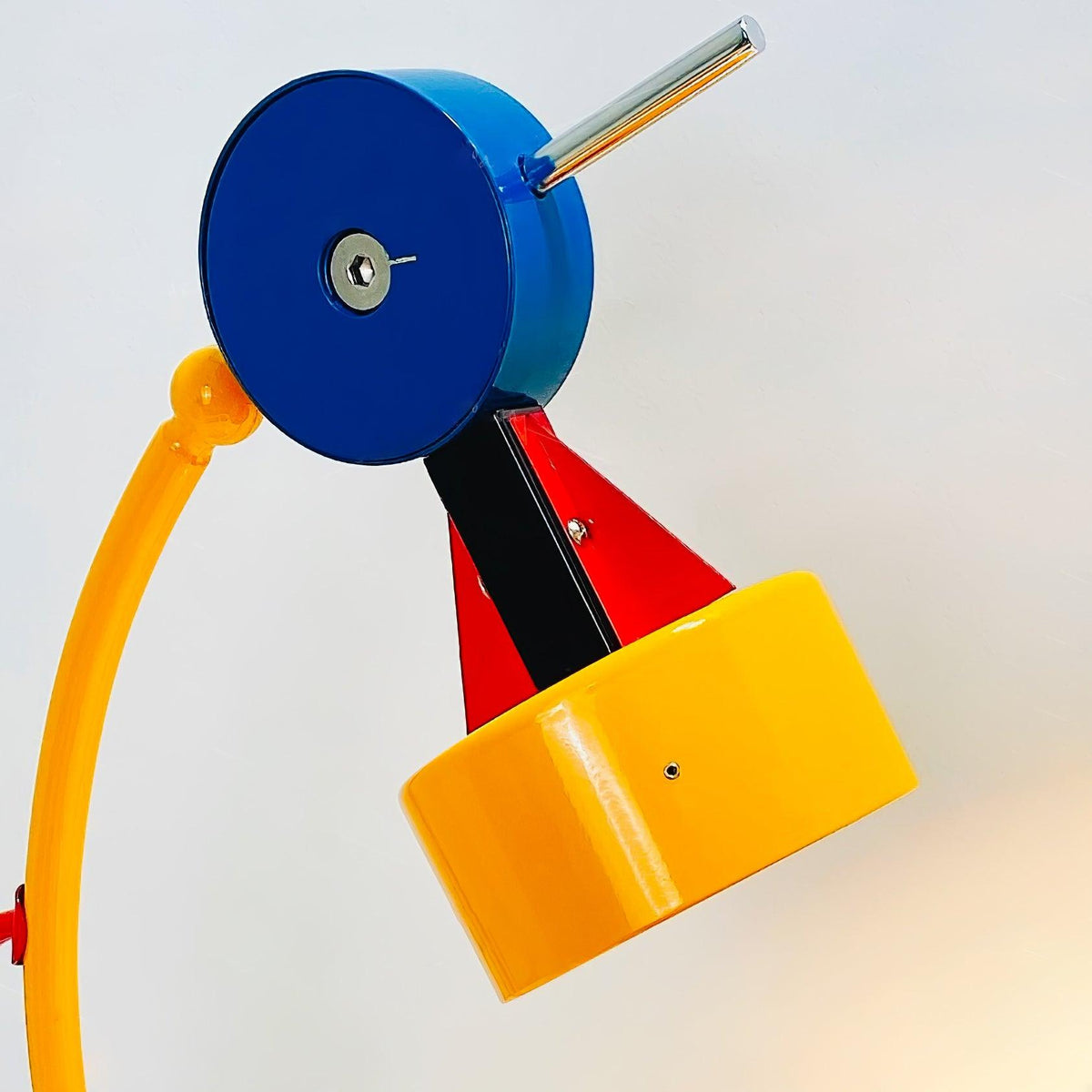 Niraneria kunstnerisk akrylbordlampe