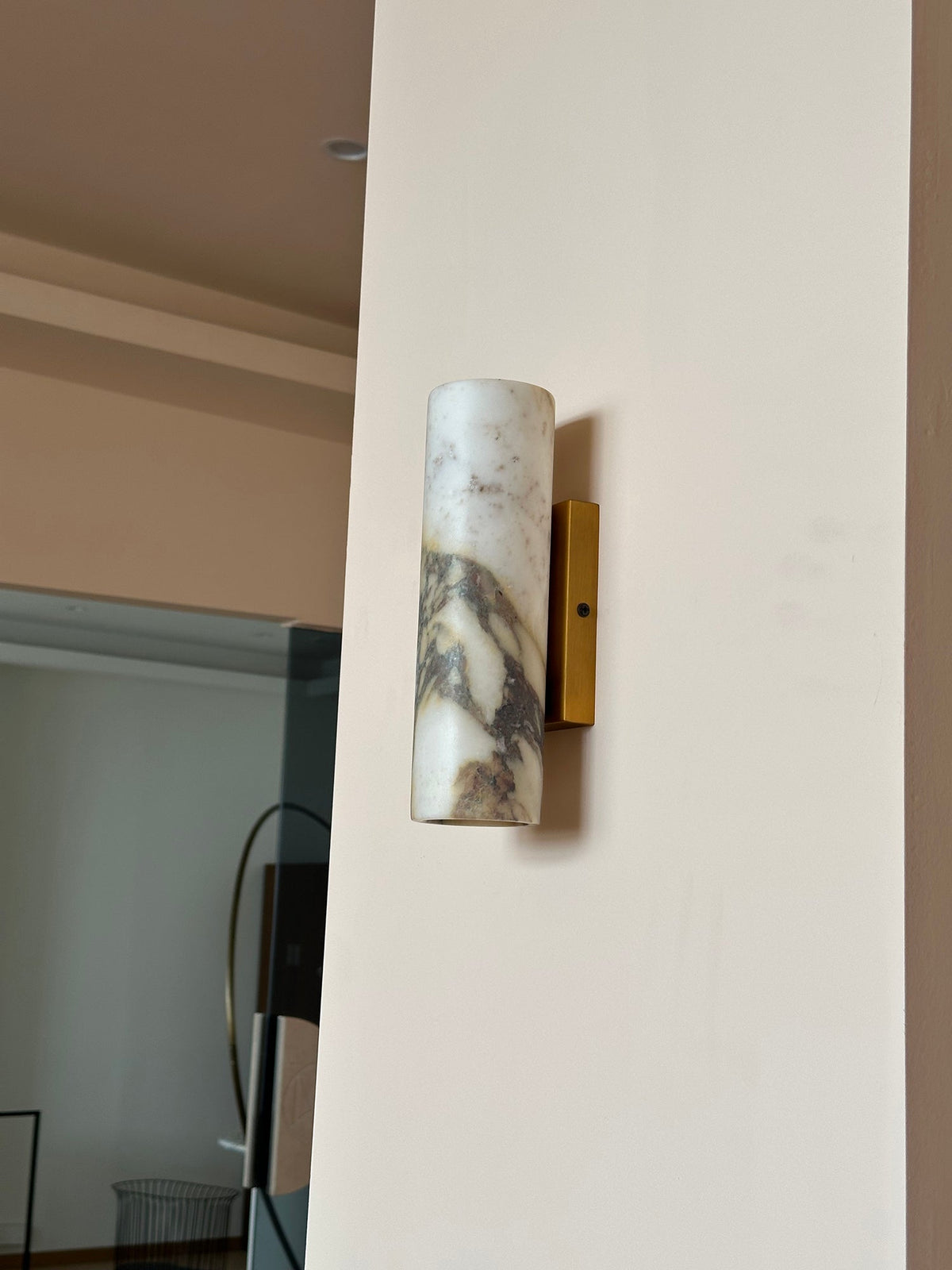 Rörformad vägglampa