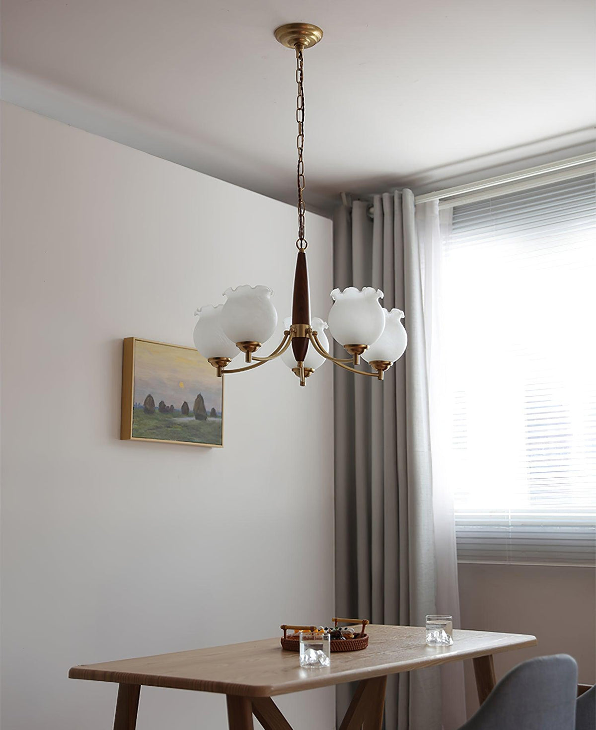Elvelora vintage-lysekrone med tulipanformede glaskupler, træ og messing