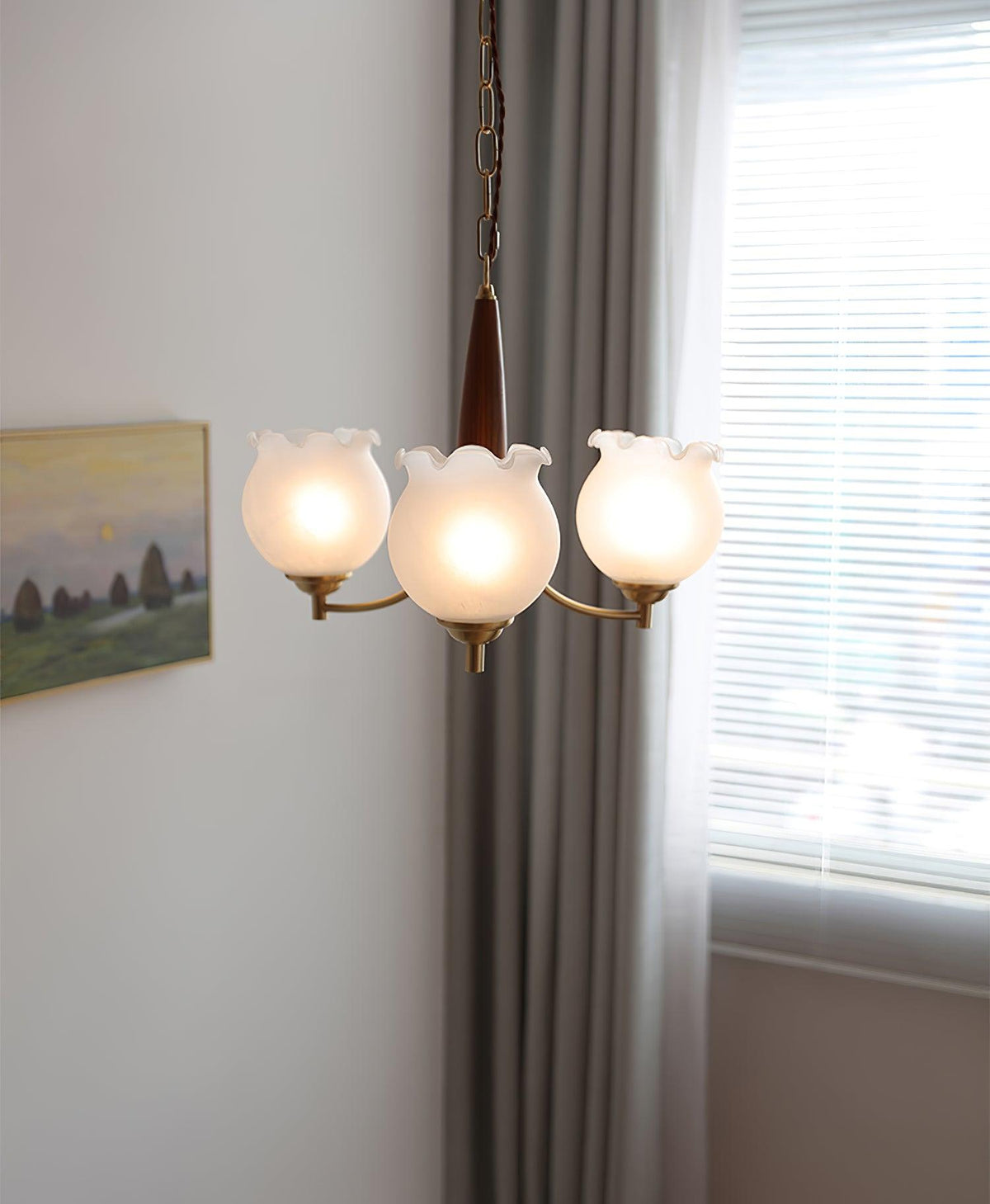 Elvelora vintage-lysekrone med tulipanformede glaskupler, træ og messing