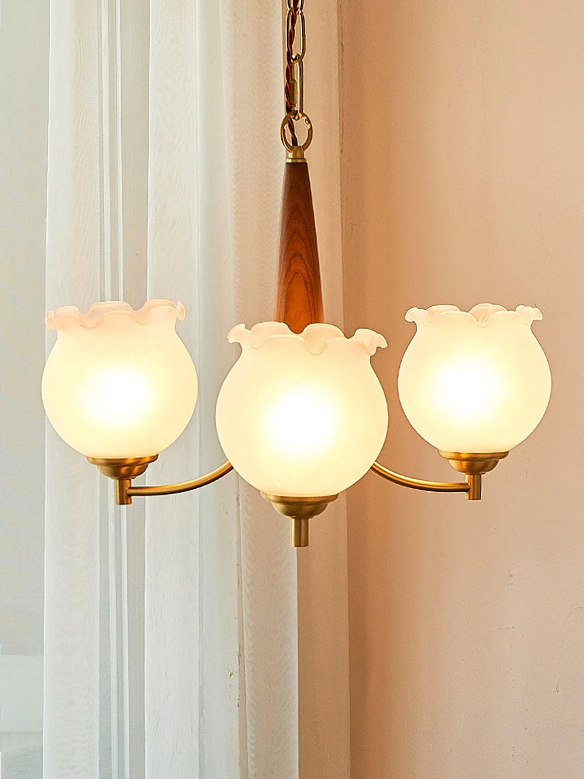 Elvelora vintage-lysekrone med tulipanformede glaskupler, træ og messing