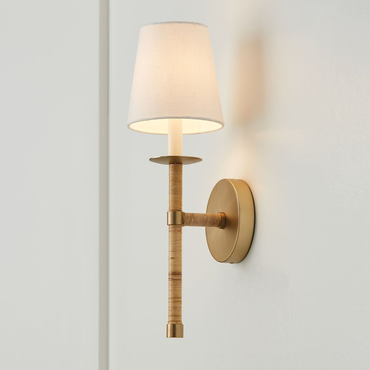 Aveninielle vägglampa